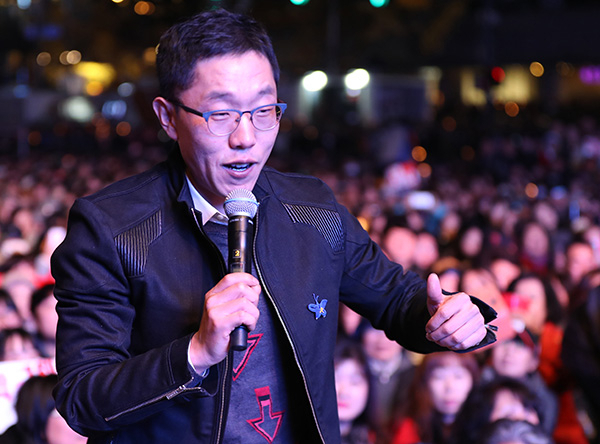12일 오후 서울 광화문광장에서 열린 박근혜 대통령 퇴진 3차 집회에 앞서 방송인 김제동이 사전 행사를 진행하고 있다. 이날 김제동은 