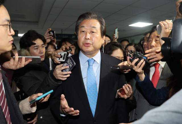 새누리당 김무성 전 대표가 23일 오전 국회 의원회관에서 대선 불출마 선언 기자회견을 한 뒤 이동하며 취재진의 질문을 받고 있다.연합뉴스