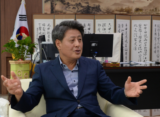행복을 여는 산림휴양도시를 이끌고 있는 박노욱 봉화군수. 그는 100년 후의 봉화를 설계하고 있다.