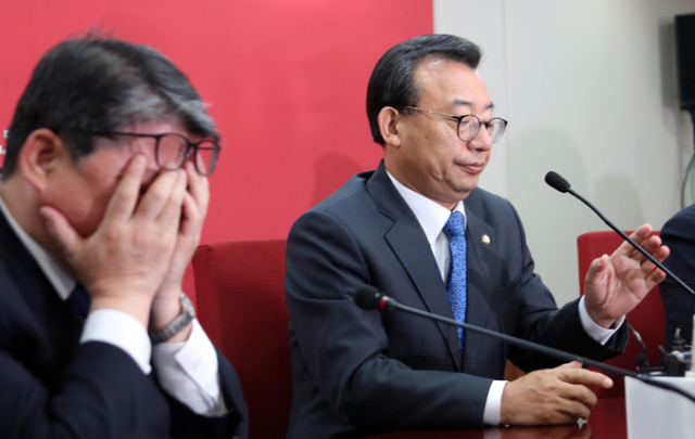 새누리당 조원진(왼쪽) 최고위원이 24일 오전 서울 여의도 당사에서 열린 최고위원회의에서 고심에 쌓인 듯 얼굴을 감싸고 있다.연합뉴스