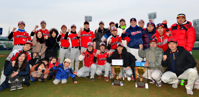 2015 대구시장기 BESKO득인 생활체육야구대회 1, 2부 우승팀 선수단이 포즈를 취했다. 매일신문 DB