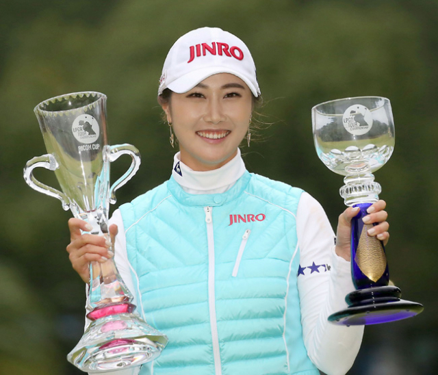 27일 일본 미야자키현 미야자키 컨트리클럽(파72·6천448야드)에서 열린 JLPGA 투어 리코컵 투어챔피언십(총상금 1억엔)에서 우승한 김하늘(28·하이트진로)이 우승 트로피를 들고 환호하고 있다. 연합뉴스
