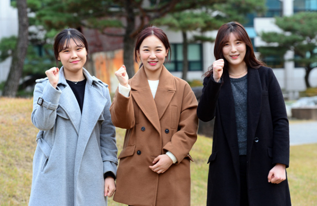 전문대를 빛낸 대구보건대 학생들이 파이팅을 하고 있다. 왼쪽부터 이영주, 이현진, 김민지 씨. 대구보건대 제공