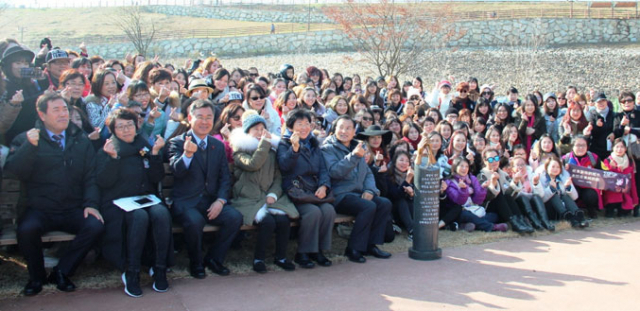 한류스타 가수 황치열의 해외팬 200여 명이 28일 1박 2일 일정으로 구미를 방문해 