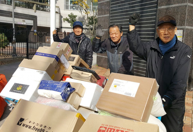 팔순의 나이에도 매일 40여 개의 짐을 배달하고 있다는 변영록(왼쪽) 택배사업단장과 어르신들은 인생은 지금부터라고 환하게 웃었다.