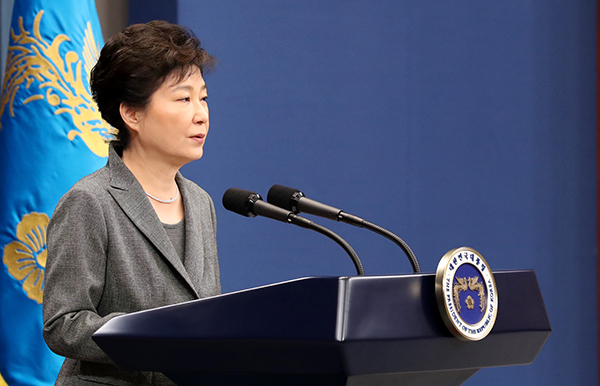 박근혜 대통령이 29일 오후 청와대 춘추관 대브리핑실에서 제3차 대국민담화를 발표하고 있다. 연합뉴스