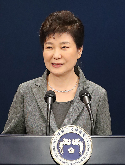 박근혜 대통령이 29일 오후 청와대 춘추관 대브리핑실에서 제3차 대국민담화를 발표한 뒤 취재진의 질문에 입장을 밝히고 있다. 연합뉴스