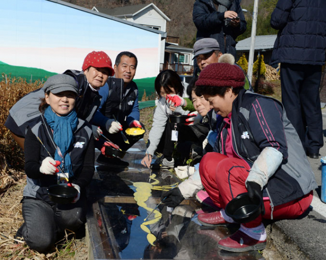29일 영천 화산면 가래실 문화마을 주민들이 농수로 위 패널에 별자리를 그리고 있다. 민병곤 기자