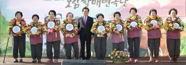 칠곡 북삼읍 어로리 보람할매연극단은 성인문해교실을 통해 한글을 배우고, 연극작품 