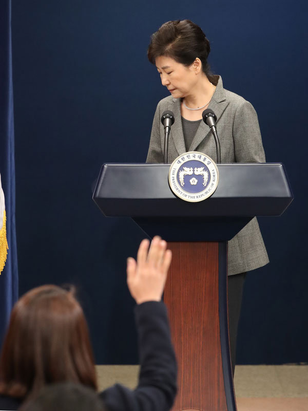 박근혜 대통령이 29일 오후 청와대 춘추관 대브리핑실에서 제3차 대국민담화를 발표한 뒤 돌아서자 한 기자가 손을 들어 질문이 있다고 표시하고 있다. 2016.11.29/연합뉴스