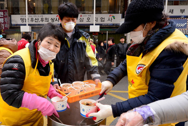 대한적십자사 대구지사 자원봉사자들이 30일 대형화재가 발생한 서문시장에서 피해 상인들과 소방대원들에게 음식을 제공하고 있다. 김영진 기자