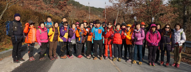 엄홍길 대장이 마천대에서 탐방객들과 기념촬영을 하고 있다.