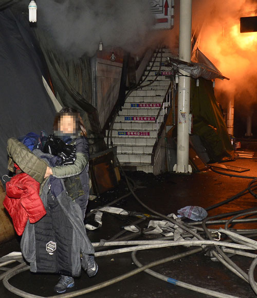 30일 대형화재가 발생한 대구 서문시장에서 한 상인이 상가에서 물건을 급하게 들고 나오고 있다. 성일권 기자 sungig@msnet.co.kr
