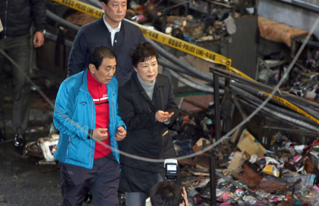 1일 오후 1시30분 박근혜 대통령이 화재 피해를 입은 대구 서문시장을 방문, 김영오 서문시장상가연합회 회장의 안내를 받으며 피해 현장을 둘러보고 있다. 김영진 기자