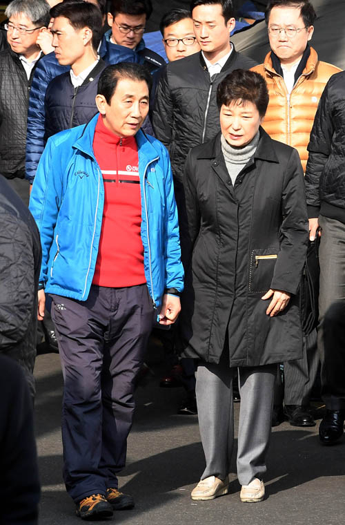 1일 오후 1시30분 박근혜 대통령이 화재 피해를 입은 대구 서문시장을 방문, 김영오 서문시장상가연합회 회장의 안내를 받으며 현장을 둘러보고 있다. 김영진 기자