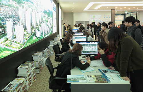지난달 25일 분양에 나선 만촌 삼정그린코아 에듀파크가 지난 주말 동안 2만여 명의 방문객이 견본주택을 찾는 등 대구 아파트 분양 시장을 달구고 있다. (주)MSC 제공