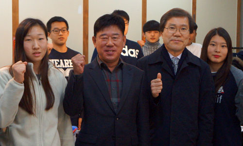 대구 경구중과 경북공고 레슬링 선수단을 후원하는 오무전력 김성호(앞줄 가운데) 대표가 지난달 30일 두 학교 선수단을 초청, 저녁을 대접하면서 기념촬영하고 있다. 김교성 기자