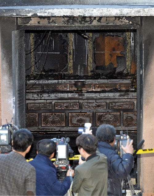 1일 오후 구미 박정희 전 대통령 생가에서 방화사건으로 박 전 대통령과 육영수 여사 영정이 자리한 추모관 내부가 소실됐다. 우태욱 기자 woo@msnet.co.kr