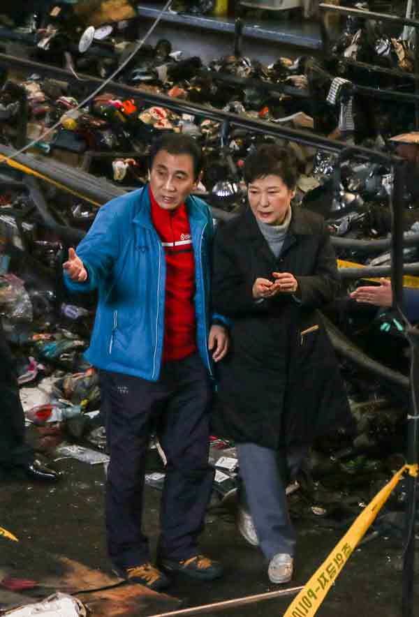 박근혜 대통령이 1일 오후 서문시장을 찾아 김영오 상가연합회 회장과 함께 폐허가 된 화재 현장을 둘러보고 있다. 김영진 기자 kyjmaeil@msnet.co.kr