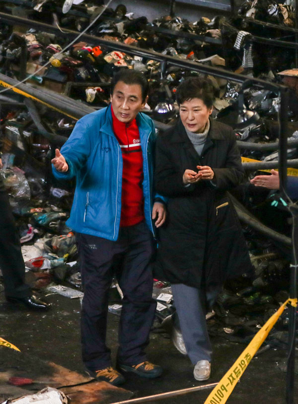 박근혜 대통령이 1일 오후 서문시장을 찾아 김영오 서문시장 상가연합회 회장과 함께 폐허가 된 화재 현장을 둘러보고 있다. 김영진 기자 kyjmaeil@msnet.co.kr
