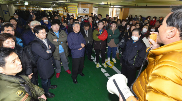 대구 서문시장 4지구 상가 상인들이 1일 서문시장 주차장에 모여 대책회의를 하고 있다. 성일권 기자 sungig@msnet.co.kr