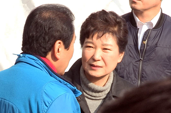 박근혜 대통령이 국정지지율이 3차 대국민담화 이후에도 역대 최저치인 4%에서 반등하지 못하고 있다. 사진은 대구 서문시장을 방문한 박 대통령. 연합뉴스