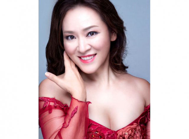 소프라노 류진교 씨가 음악 MC 장일범 씨와 함께 대구콘서트하우스에서 