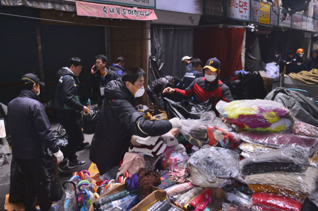 4일 대형화재가 난 대구 서문시장 4지구 상인들이 점포에 들어가 불에 타지 않은 물품을 챙겨 외부로 옮기고 있다. 성일권 기자 sungig@msnet.co.kr