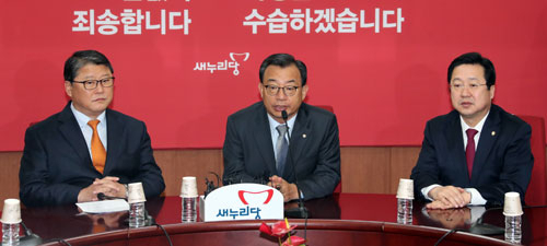 새누리당 이정현 대표가 5일 오전 서울 여의도 당사에서 열린 최고위원회의에서 비공개 전환을 밝히고 있다. 이날 회의는 공개발언 없이 진행됐다. 이 대표 왼쪽은 조원진 최고위원. 연합뉴스