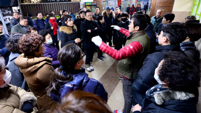 서문시장 4지구 화재 피해 상인들이 5일 오전 상황대책본부에서 대체상가 부지와 관련해 대책회의를 하고 있다. 김영진 기자 kyjmaeil@msnet.co.kr