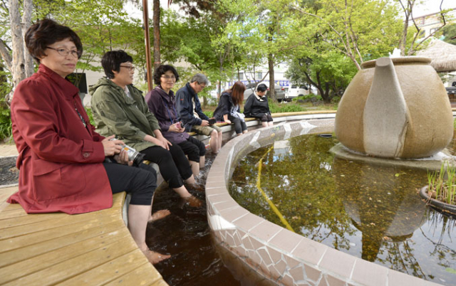 매일 한 번 족욕만으로도 건강한 겨울을 날 수 있다. 어르신들이 족욕을 하고 있다. 매일신문 DB