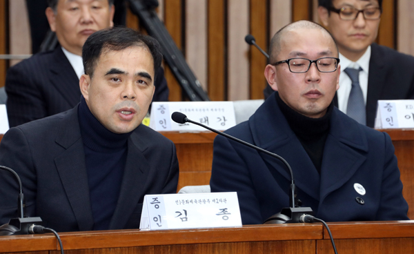 김종 전 문화체육관광부 2차관이 7일 오후 국회에서 열린 최순실 국정농단 의혹 진상규명을 위한 국정조사 특위 2차 청문회에서 의원들의 질의에 답하고 있다. 오른쪽은 차은택 전 창조경제추진단장. 연합뉴스