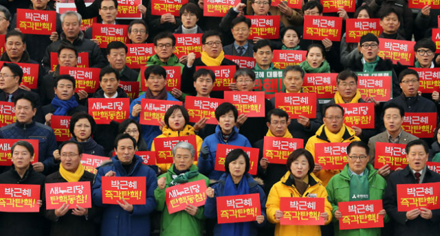 7일 오후 국회 본청 앞에서 열린 박근혜 대통령 탄핵 야 3당 결의대회에서 각 당 대표 등 지도부와 참가자들이 결의를 다지고 있다. 연합뉴스