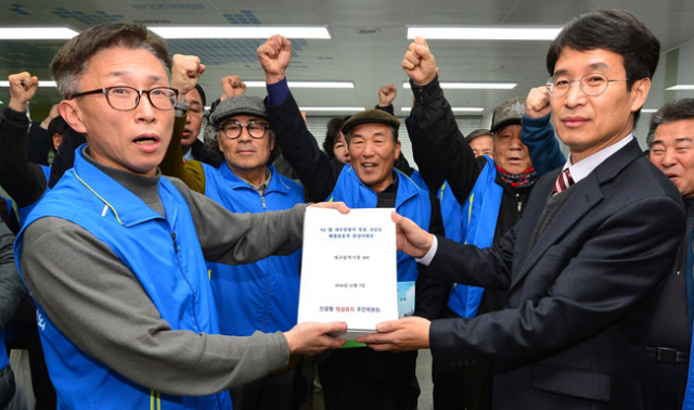 김인기(왼쪽) 대구 신공항 의성군유치추진위원회 공동위원장이 7일 대구시청에서 