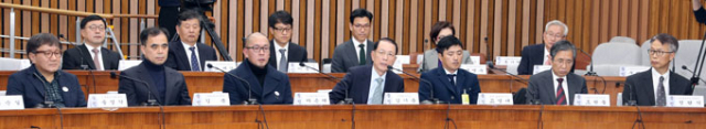 김기춘 전 대통령 비서실장 등 증인들이 7일 오후 국회에서 열린 최순실 국정농단 의혹 진상규명을 위한 국정조사 특위 2차 청문회에서 의원들의 질의에 답하고 있다. 2016.12.7 /연합뉴스
