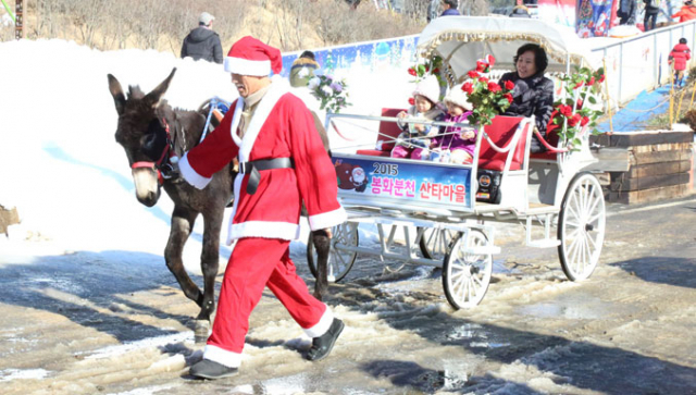 한국관광의 별로 선정된 분천역 산타마을을 찾은 관광객들이 산타가 끄는 눈 수레를 타고 즐거워하고 있다. 봉화군 제공