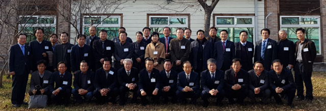 매일신문 동부지역 독자자문위원회의가 8일 포항에서 열린 가운데, 독자위원과 매일신문 임직원 등 40여 명이 파이팅을 외치고 있다. 배형욱 기자