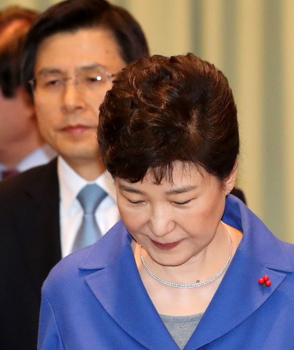 박근혜 대통령이 9일 오후 탄핵 소추안이 가결된 이후 청와대에서 열린 국무위원 간담회에 황교안 국무총리와 함께 참석하고 있다. 연합뉴스