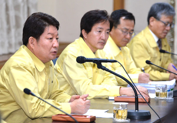 9일 오후 박근혜 대통령 탄핵 소추안 가결 직후 권영진(왼쪽) 대구시장이 시청 상황실에서 실