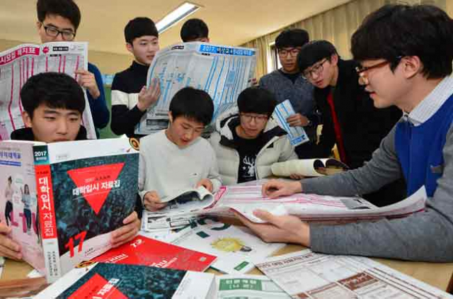 11일 오후 대구 대륜고등학교 진학상담실에서 고3 수험생들이 진학담당 교사와 함께 전국 대학별 배치기준표를 살펴보며 본인의 수능 점수에 맞는 지원 가능한 대학을 찾고 있다. 정운철 기자 woon@msnet.co.kr