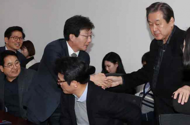 새누리당 김무성(맨 오른쪽) 전 대표가 11일 오전 국회 의원회관에서 열린 비상시국회의 대표자-실무자 연석회의에 참석하며 유승민 의원 등 참석 의원들과 악수하고 있다.연합뉴스