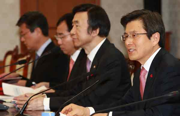 황교안 대통령 권한대행이 10일 오전 정부서울청사에서 열린 경제, 사회부총리, 외교, 국방장관 등 주요 국무위원이 참석한 간담회에서 발언하고 있다. 연합뉴스