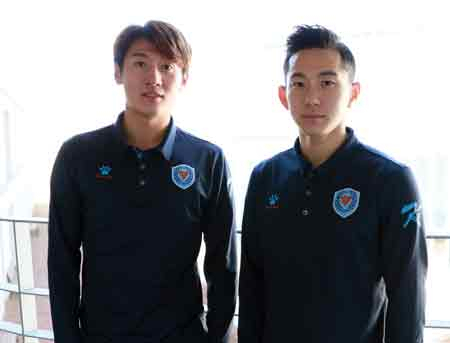 대구 출신으로 맹활약한 대구FC 김동진(왼쪽)과 신창무가 숙소인 대구육상진흥센터에서 포즈를 취했다. 대구FC 제공