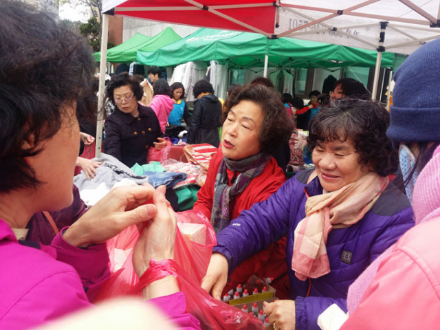 홀트복지관 알뜰바자회 모습. 오른쪽 첫 번째가 최두선 회장.