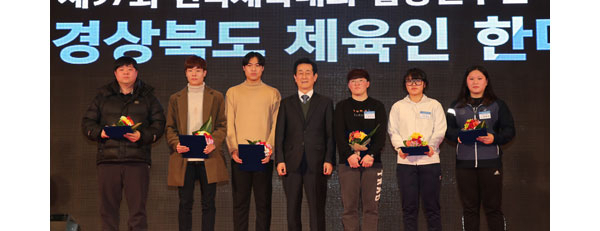 경북도교육감상을 받은 수상자들과 이영우 도교육감이 포즈를 취했다. 경북체육회 제공