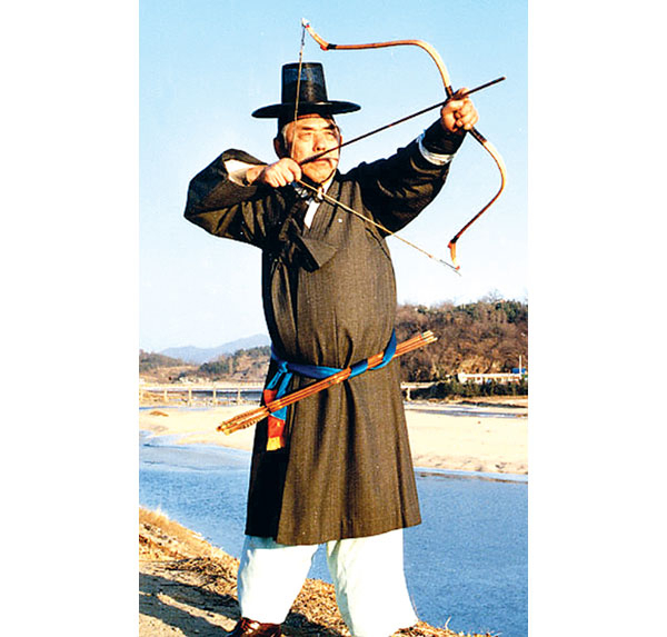 전국 최초로 중요무형문화재 제47호 궁시장으로 지정받은 송강 권영록(1916~1986) 명장이 1980년 초반 예천 한천 둔치에서 활 제작 후 활 시위를 당기고 있다. 예천군 제공