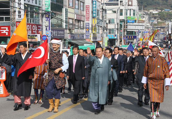 예천세계활축제 개막식에 참가한 글로벌 활 시연단 등 참가자와 주민 등 1천여 명이 예천군청을 출발해 축제장인 한천체육공원까지 퍼레이드를 펼치고 있다. 예천군 제공