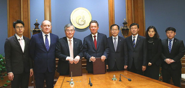 한국가스공사 이승훈(왼쪽 세 번째) 사장과 가즈프롬의 알렉세이 밀러(왼쪽 네 번째) 회장은 지난 9일 모스크바에서 협력협정을 체결했다. 한국가스공사 제공