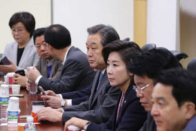새누리당 김무성 전 대표 등 비주류계 의원들이 13일 오전 국회 의원회관에서 열린 비상시국회의에서 정국 현안 등에 대해 논의하고 있다. 비상시국회의는 이날 해체를 선언하면서 외연을 확장한 새로운 모임을 추진하기로 했다. 연합뉴스