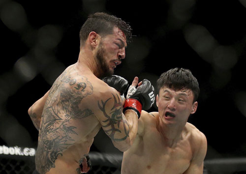 지난 11일 캐나다에서 열린 UFC 206에서 최두호와 컵 스완슨이 난타전을 벌이고 있다. 연합뉴스